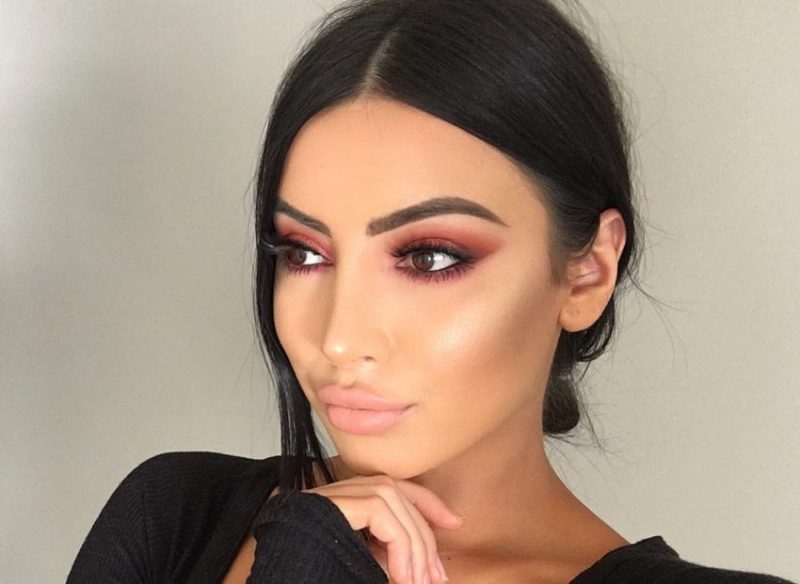 A picture of HUDA Beauty wearing the desert dusky palette